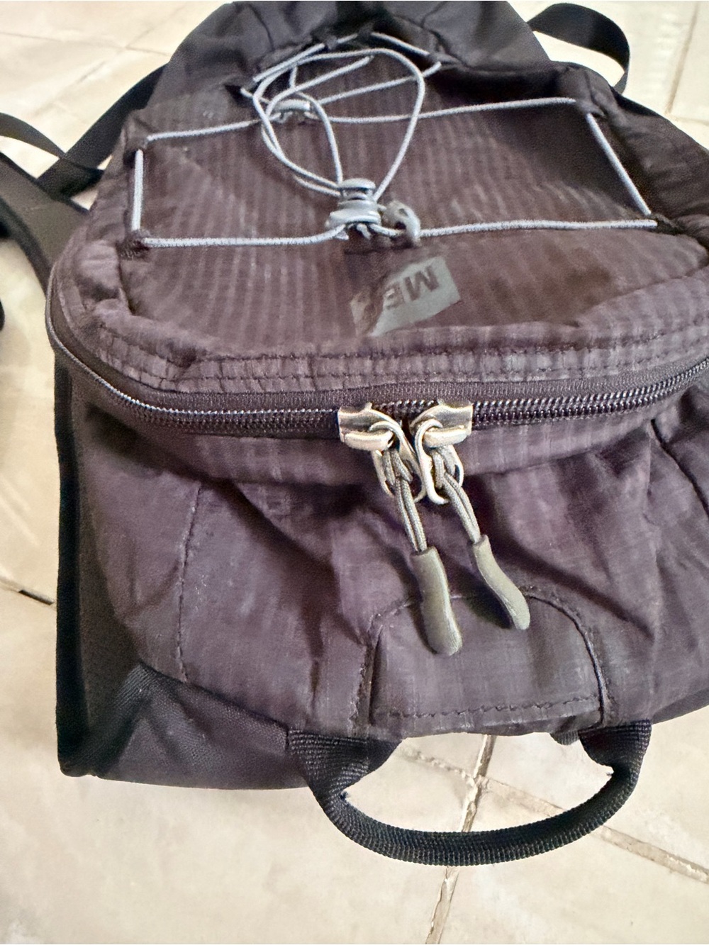 MEC Black Lightweight Daypack Hiking Backpack - Picture 7 of 8